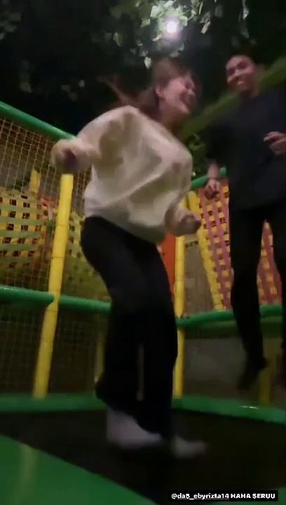Sridevi dan Eby main trampolin