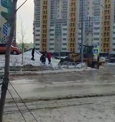 Une pelleteuse c'est bien utile pendant les inondations