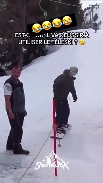 Ce snowboardeur a beaucoup de mal avec les remontées mécaniques