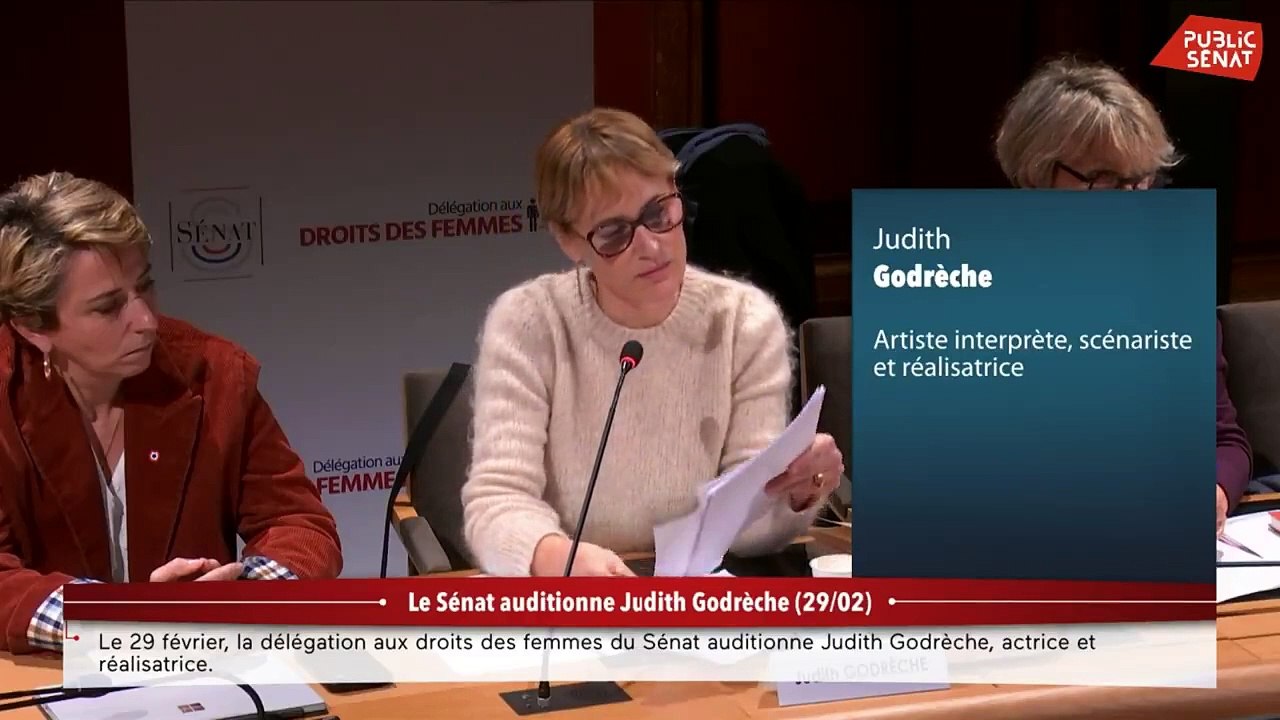 "Je suis arrivée dans ma loge de théâtre, la joue meurtrie d’une énorme gifle, je me souviens d’avoir couvert ma peau de fond de teint qui ne couvre rien […] Tout le monde savait", raconte Judith Godrèche devant le Sénat
