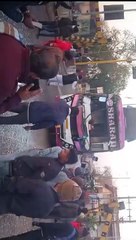 हाइट लिमिट पोल से टकराई स्लीपर बस