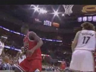 NBA : WOW !!! Larry Hughes over Varejao !!!