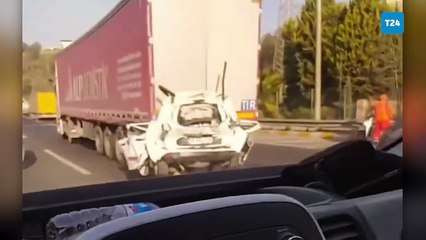 İzmir’de feci kaza! 2 tırın arasında sıkışan araç konserve gibi ezildi: 1 ölü