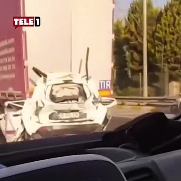 İzmir’de görenleri hayrete düşüren kaza! Otomobil kağıt gibi ezildi