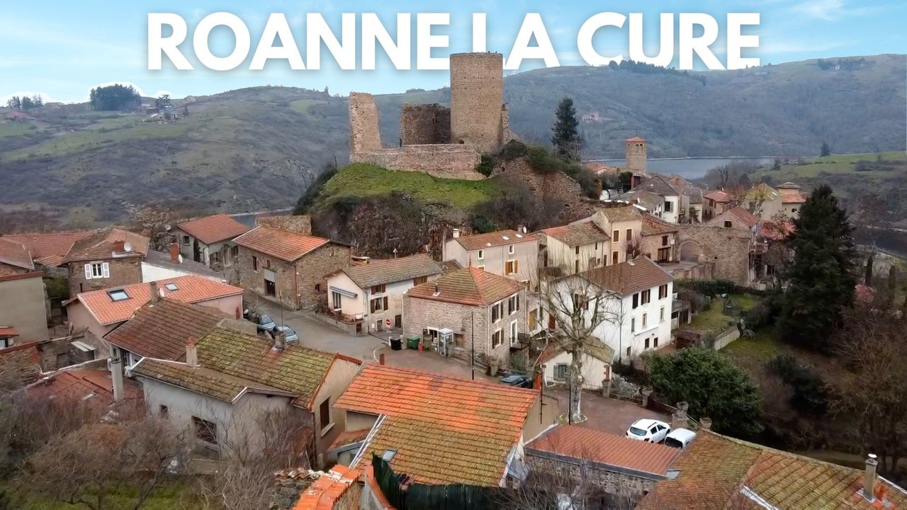 Vue aérienne de la cure Paul Mediadar : Un refuge culturel au bord de la Loire