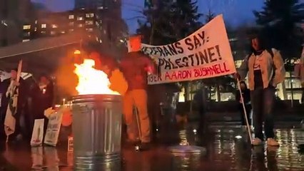 Aron Bushnell eylemi! Üniformalarını ateşe verdiler