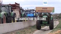 Protesta degli agricoltori: i trattori bloccano un'autostrada al confine tra Spagna e Francia
