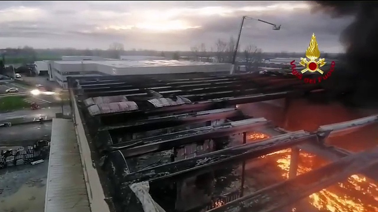 Rogo nella ditta a Truccazzano, le immagini dell'incendio ripreso dal drone