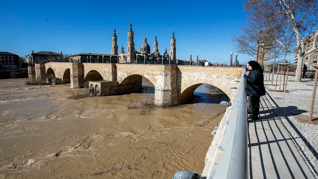 La UME interviene en Novillas (Zaragoza) para evitar los efectos de la crecida del río Ebro