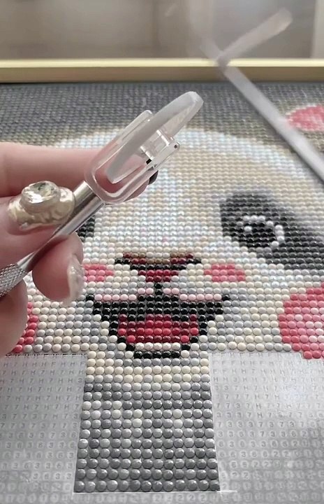 A quick method and tool for applying diamond paintings