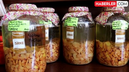 Evde çeşit çeşit meyvelerden sirke yapıyor