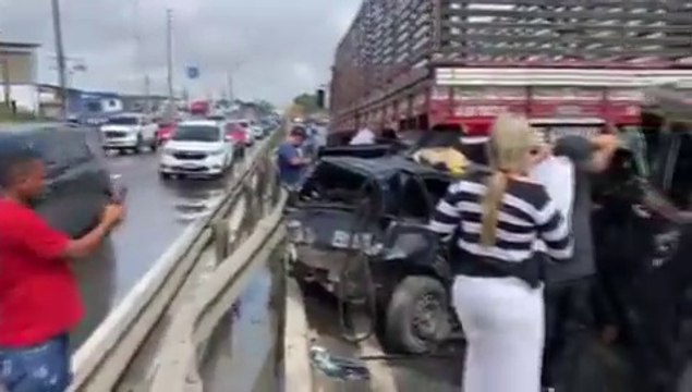 Um acidente com dois caminhões e dois carros deixou veículos de passeio completamente destruídos.