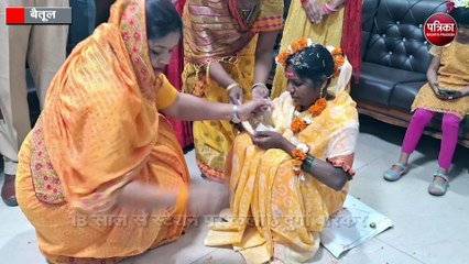 महिला कुली की अनोखी शादी, रेलवे स्टेशन पर हुई हल्दी-मेहंदी