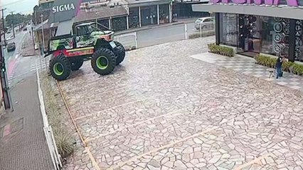 Sem cinto, criança de 4 anos é ejetada de carro após batida contra viatura da PM em Curitiba