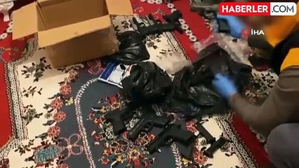 Adana'da yapılan baskında 5 tabanca ve parçaları ele geçirildi