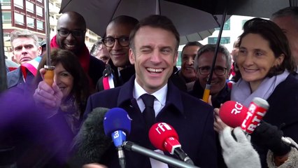 "Moi, j'irai": Emmanuel Macron promet qu'il se baignera dans la Seine