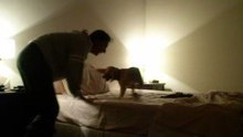 Camila aprendiendo a subir en la cama