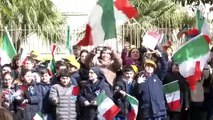 Mattarella a Caserta saluta i bimbi che cantano l'inno nazionale