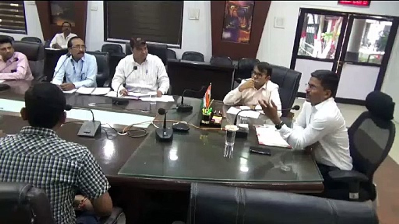 4.28 लाख फार्म जमा, 32 हजार की आधार सीडिंग बाकी, कलेक्टर ने की महतारी वंदन योजना की समीक्षा