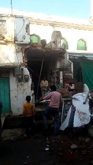 Video Story : नाली निर्माण के लिए 5 फिट का गड्ढा खोदकर ठेकेदार ने नहीं किया काम, गिर गई मस्जिद की दीवार