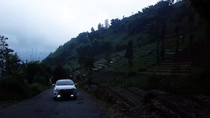 DETIK-DETIK MOBIL MASUK JURANG