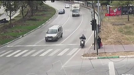 Azrail yarım metre kala teğet geçti. Yolun karşısına geçmek isteyen yaşlı kadının eli ayağı buz kesti