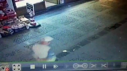 Yerde bulduğu maskeyi alıp yüzüne taktı! Korona virüs ülkeye işte böyle yayılıyor!