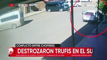 Video: Sujetos son captados atacando a minibuses con palos rompiendo los vidrios