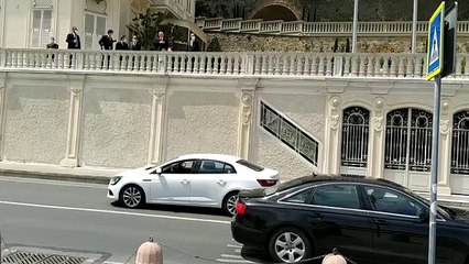 Cumhurbaşkanı Erdoğan, Boğaz'dan geçen tekneleri selamladı