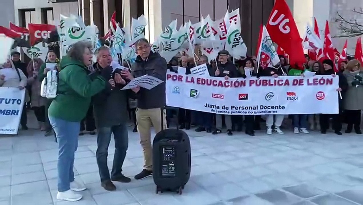 La comunidad educativa versiona 'Nochentera' para exigir a la Junta el presupuesto de los centros educativos