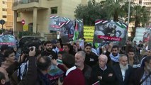 شاهد: فلسطينيون يتظاهرون أمام السفارة المصرية في بيروت للمطالبة بإنهاء الحرب في غزة وإدخال المساعدات