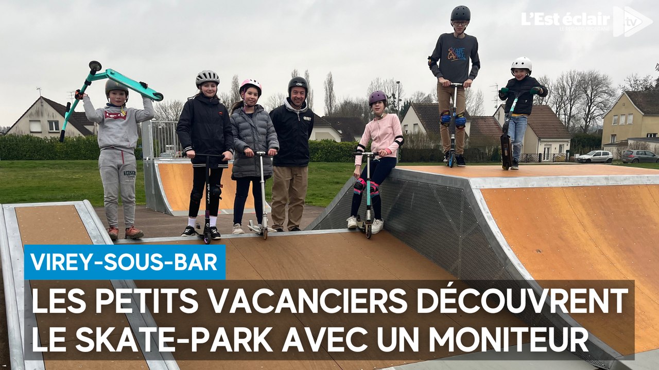 Les petits vacanciers découvrent le skate-park de Virey-sous-Bar avec un moniteur