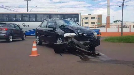 Astra e Saveiro colidem em cruzamento da Avenida Assunção