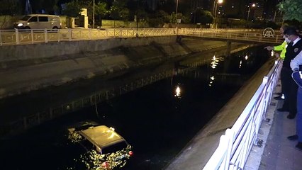 Adana'da kanala uçan otomobil böyle kaldı. O anlar kameraya yansıdı