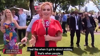 Avusturalyalı kadın muhabirin en zor anları. Canlı yayında tacize uğradı