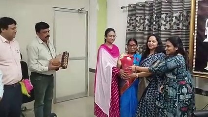 जिला कार्यालय से दी गई महिला कर्मी को विदाई