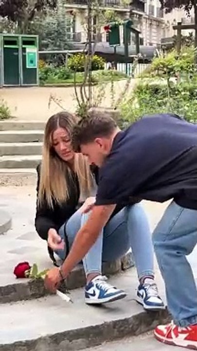 ELLE ÉTAIT EN TRAIN DE PLEURER, JE LUI OFFRE UNE ROSE @Leazelia