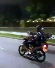 27-02-2021 Perro manejando