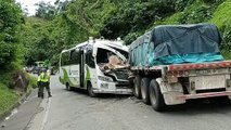 Rell Choque entre dos vehiculos en la via Medellin -Bogota dejo 19 heridos