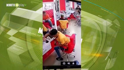Un liso intentó robar con un plátano en una barbería y se lo pillaron