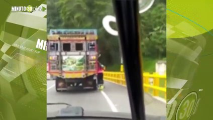 Por qué arriesgan su vida así Jóvenes se le pegan a un bus escalera en San Jerónimo