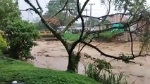La quebrada Doña María en San Antonio de Prado, Antioquia, aumentó mucho su caudal y se encendieron las alarmas para que las residentes aledaños esté