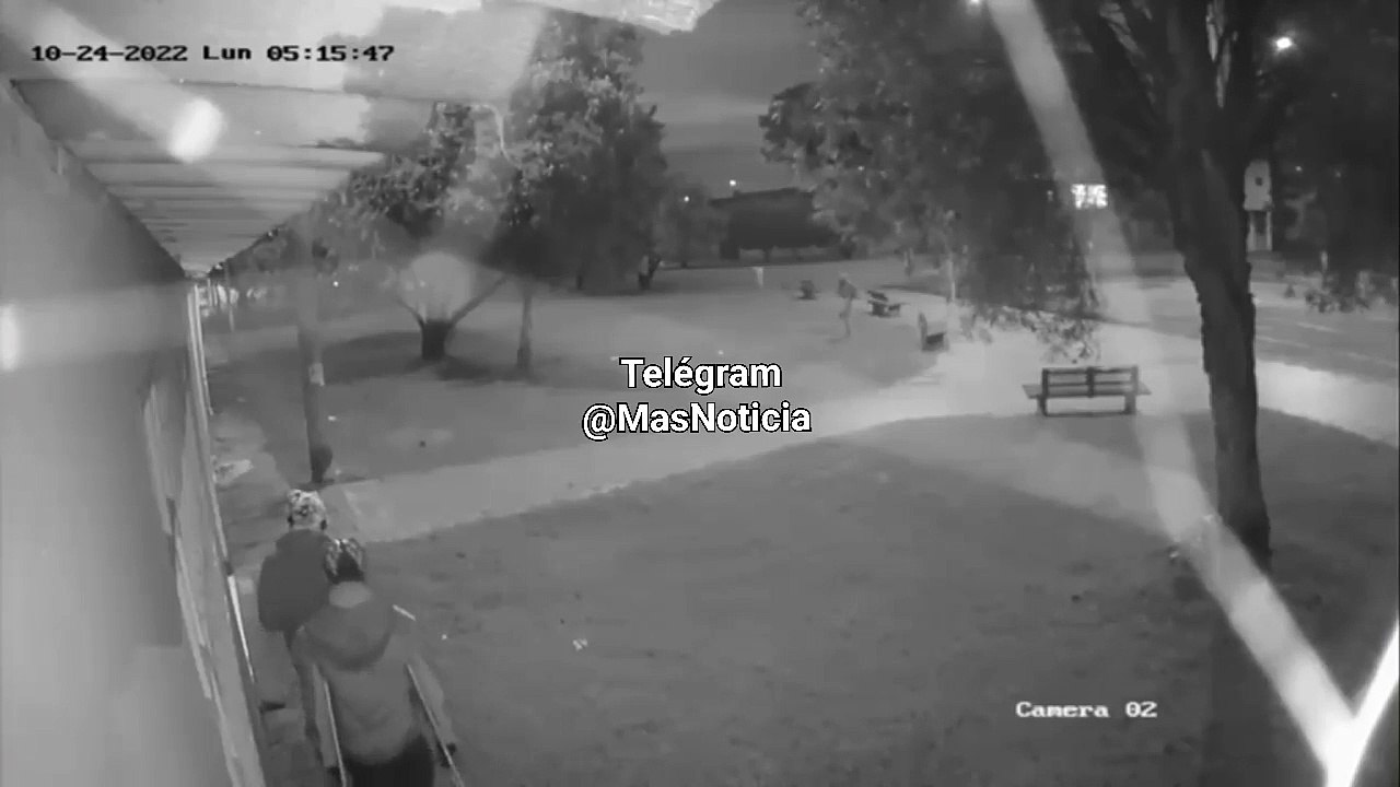 [VIDEO] Hombre sin pierna apuñaló 21 veces a su víctima en un parque de Bogotá