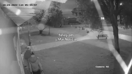 [VIDEO] Hombre sin pierna apuñaló 21 veces a su víctima en un parque de Bogotá