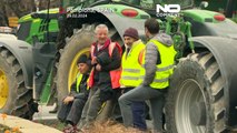 Agricultores espanhóis bloqueiam estradas e autoestradas com tratores, pneus e ramos de árvores