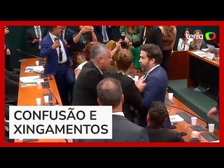 André Janones é empurrado por Evair de Melo após dizer que deputado estava com 'bafo de cachaça'