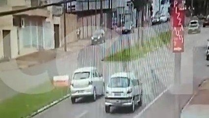 Câmera mostra momento em que ciclista é atingido por veículo em acidente na Coqueiral
