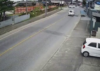 Motociclista morre após ser atropelado e arremessado contra poste em Joinville