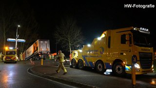 Chauffeur bekneld bij ongeval op Ruinerwoldseweg