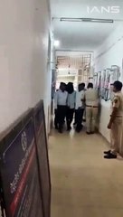 पुणे: नकली नोट छापने वाले गिरोह का हुआ भंडाफोड़, 500 रुपये के नकली भारतीय मुद्रा  छापता था गिरोह।  नकली भारतीय मुद्रा छापने वालों के नाम निम्न हैं: - रितिक खडसे,  - सूरज यादव,  - आकाश धांगेकर,  - सुयोग सालुखे,  - तेजस बल्लाल  - प्रणव गव्हाणे